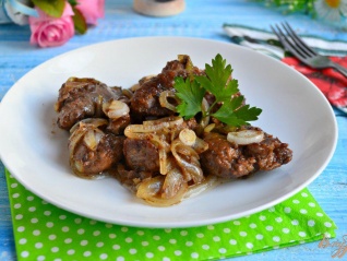 Печень куриная, жаренная с луком