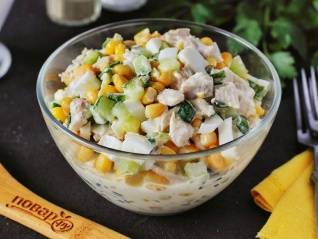 Салат куриный с кукурузой