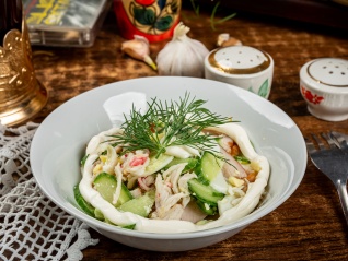 Салат с  куриной пастромой и крабовым мясом